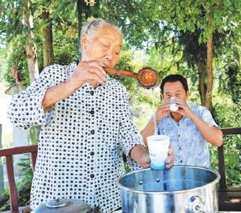 湖北通山有位“凉茶奶奶”（暖相册）